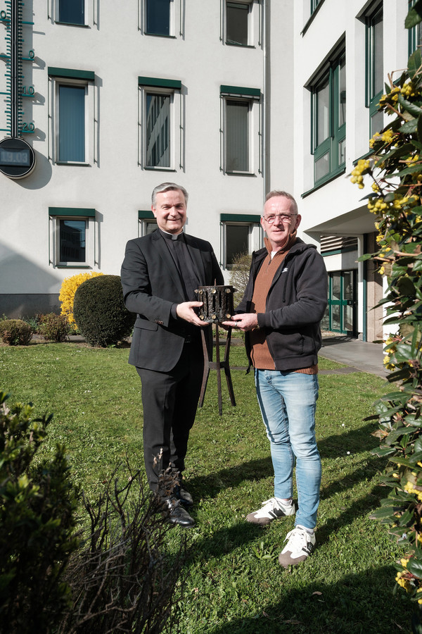 Monsignore Dr. Markus Hofmann und SWB-Mitarbeiter Fred Brömsel mit dem wiedererlangten Diebesgut am Fundort. (Foto: SWB/Martin Magunia)